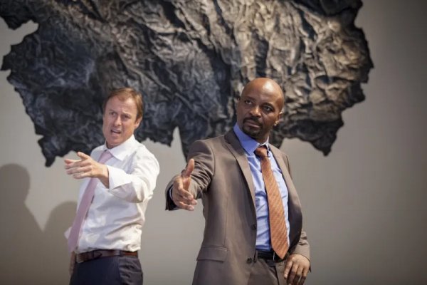 Emil Abossolo-Mbo dans le film Race